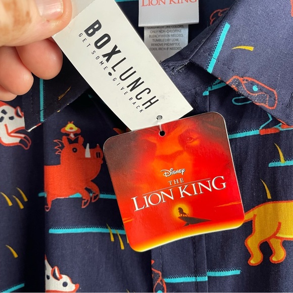 NWT Disney The Lion King Pride Lands Art Woven Button-Up Medium size - Picture 11 of 13